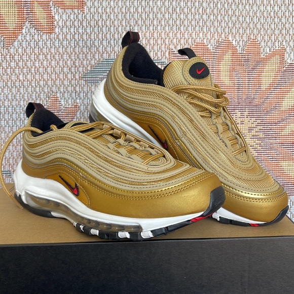 Nike WMNS Air Max 97
Metallic Gold/Black/White/ Varsity Red
Size 6.5
DQ9131-700 - Picture 3 of 16